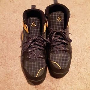Size 9 nike ACG boots